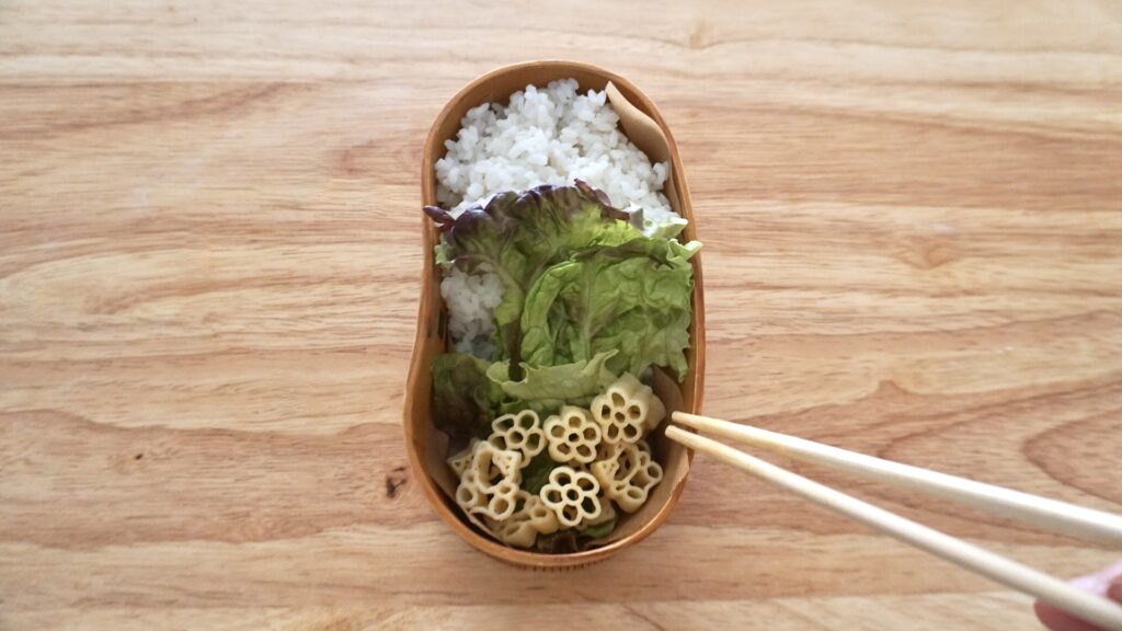 曲げわっぱでタイパ弁当。平たく焼いた卵と冷凍しゅうまい、インゲンのベーコン炒めを詰めて大満足なお弁当。