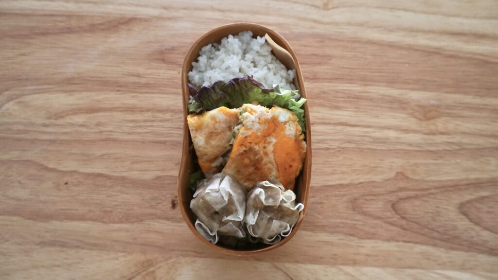 曲げわっぱでタイパ弁当。平たく焼いた卵と冷凍しゅうまい、インゲンのベーコン炒めを詰めて大満足なお弁当。