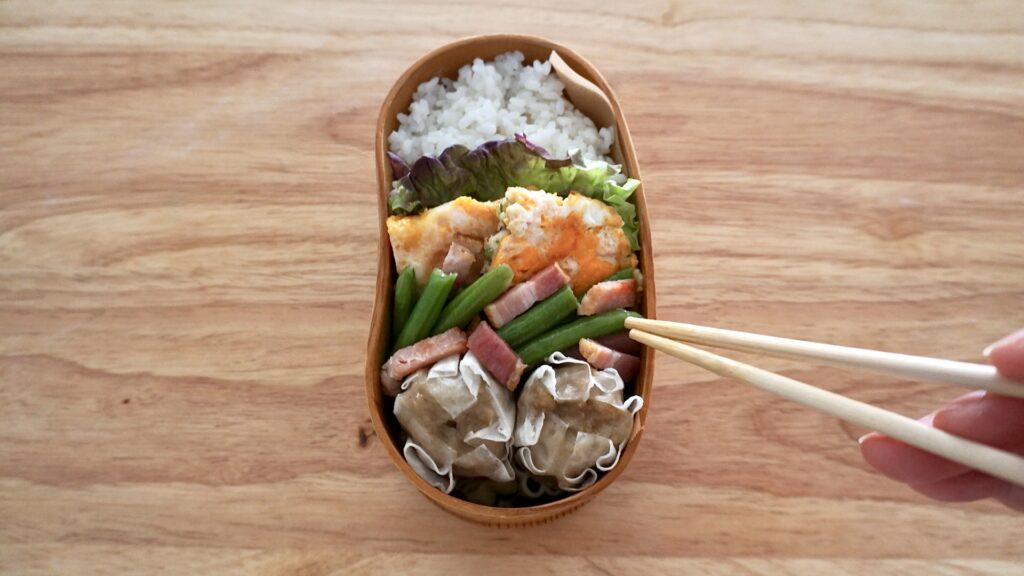 曲げわっぱでタイパ弁当。平たく焼いた卵と冷凍しゅうまい、インゲンのベーコン炒めを詰めて大満足なお弁当。