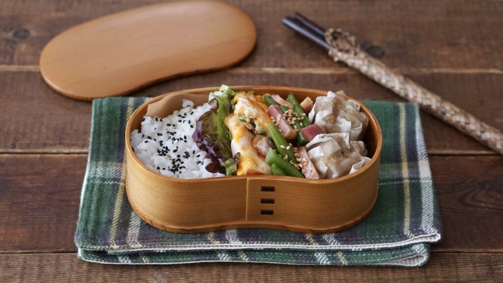曲げわっぱでタイパ弁当。平たく焼いた卵と冷凍しゅうまい、インゲンのベーコン炒めを詰めて大満足なお弁当。