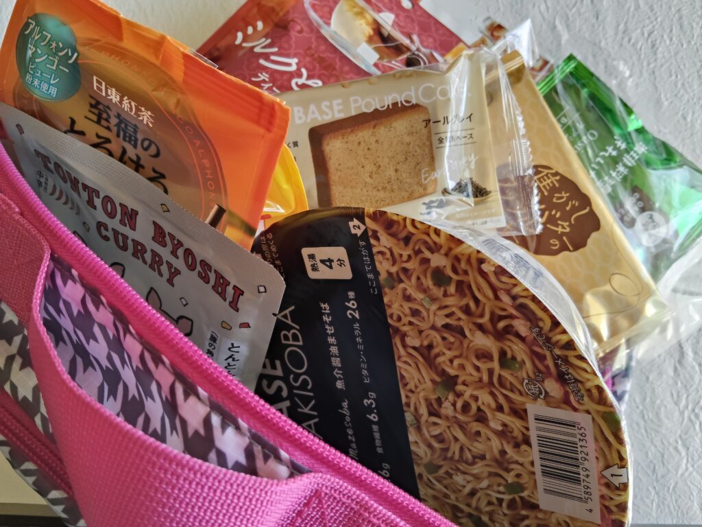 食品を収納できるグレーとピンクの紀ノ国屋とオレンジページコラボの収納ポーチ
