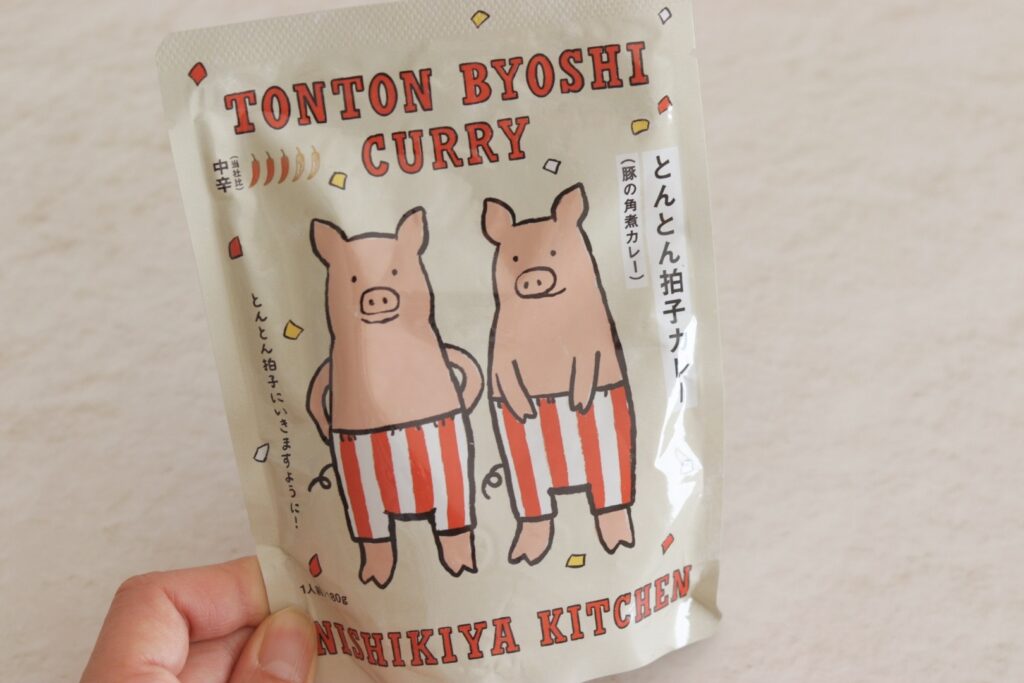 2匹のブタのイラストがプリントされたパウチ袋。
