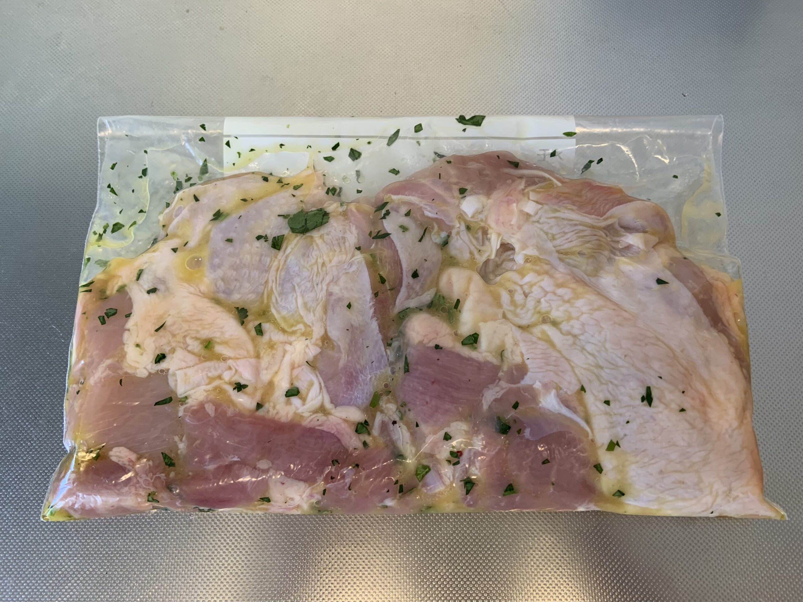 オリーブオイルなどで漬け込んだ鶏もも肉