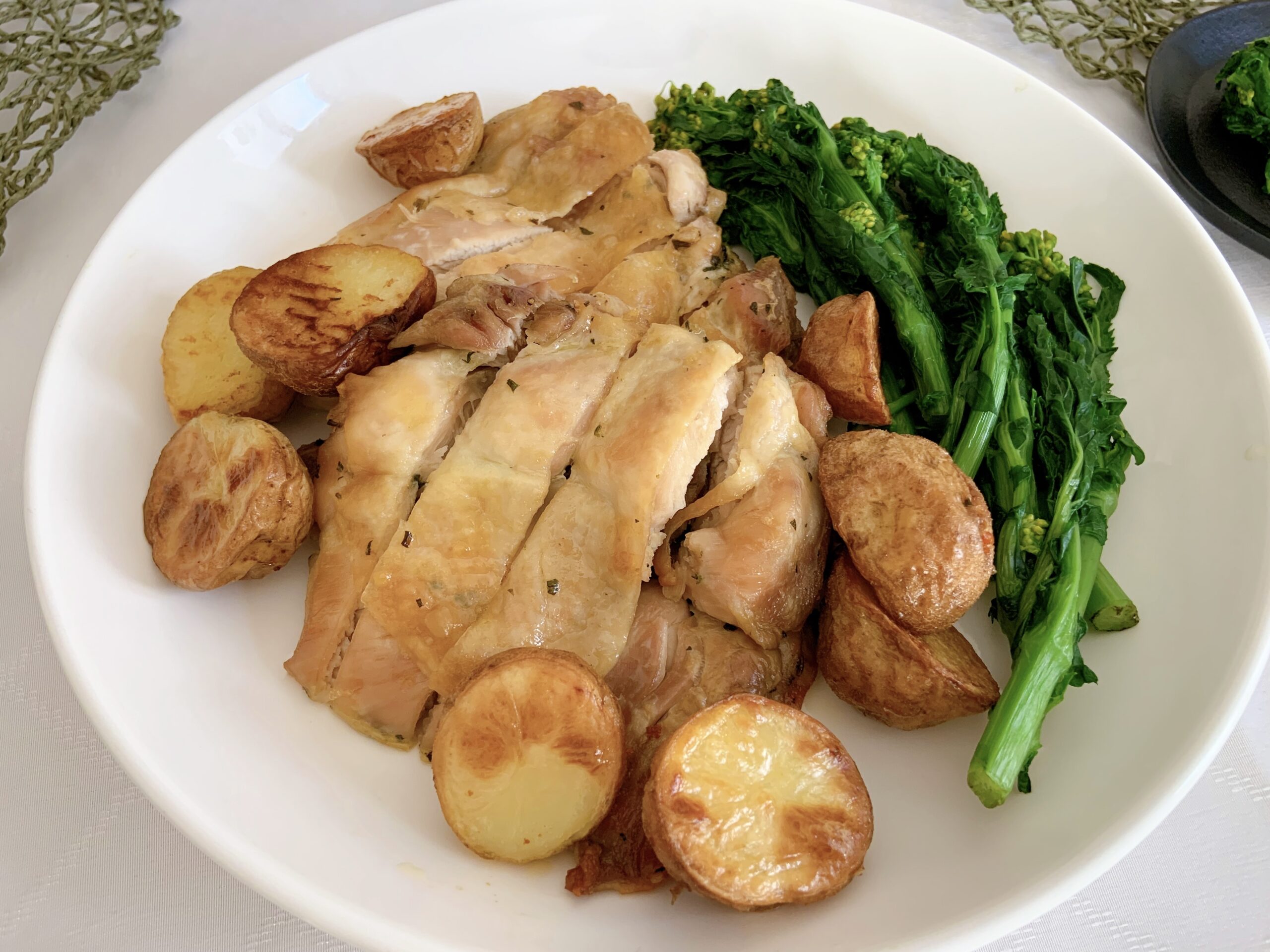 チキンと新じゃがのオーブン焼き、菜の花も添えて