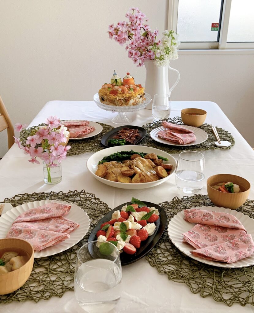 ひな祭りの料理を並べたテーブル