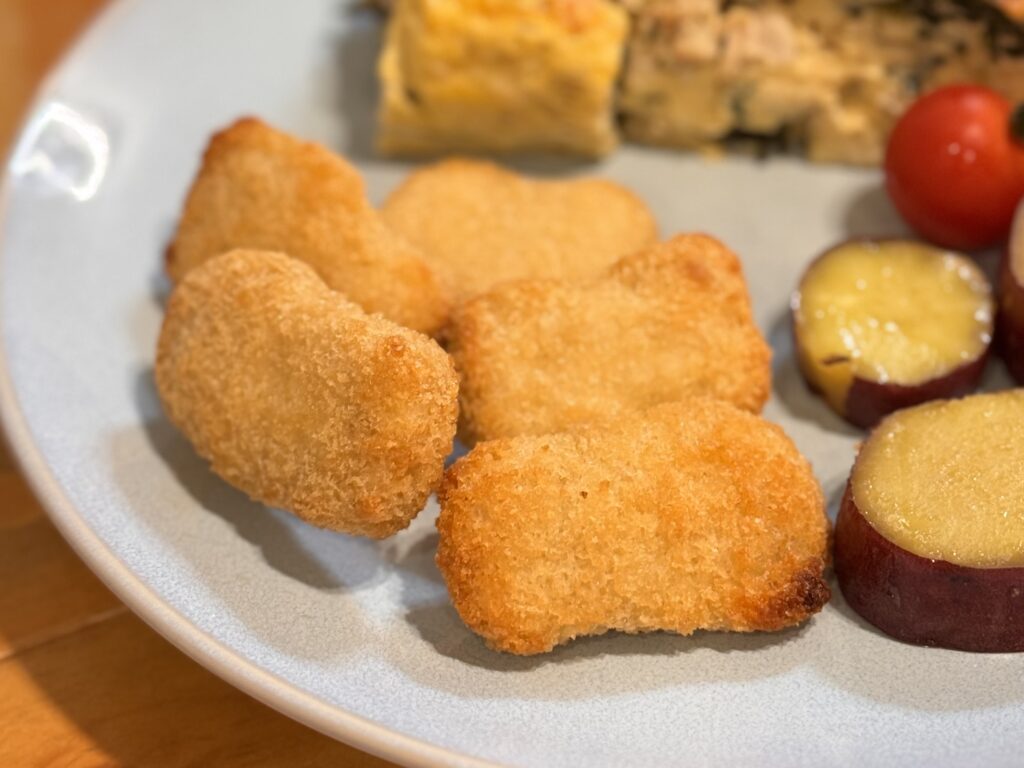 香ばしくオーブンで焼いたチキンナゲット　IKEAのお皿に乗せて