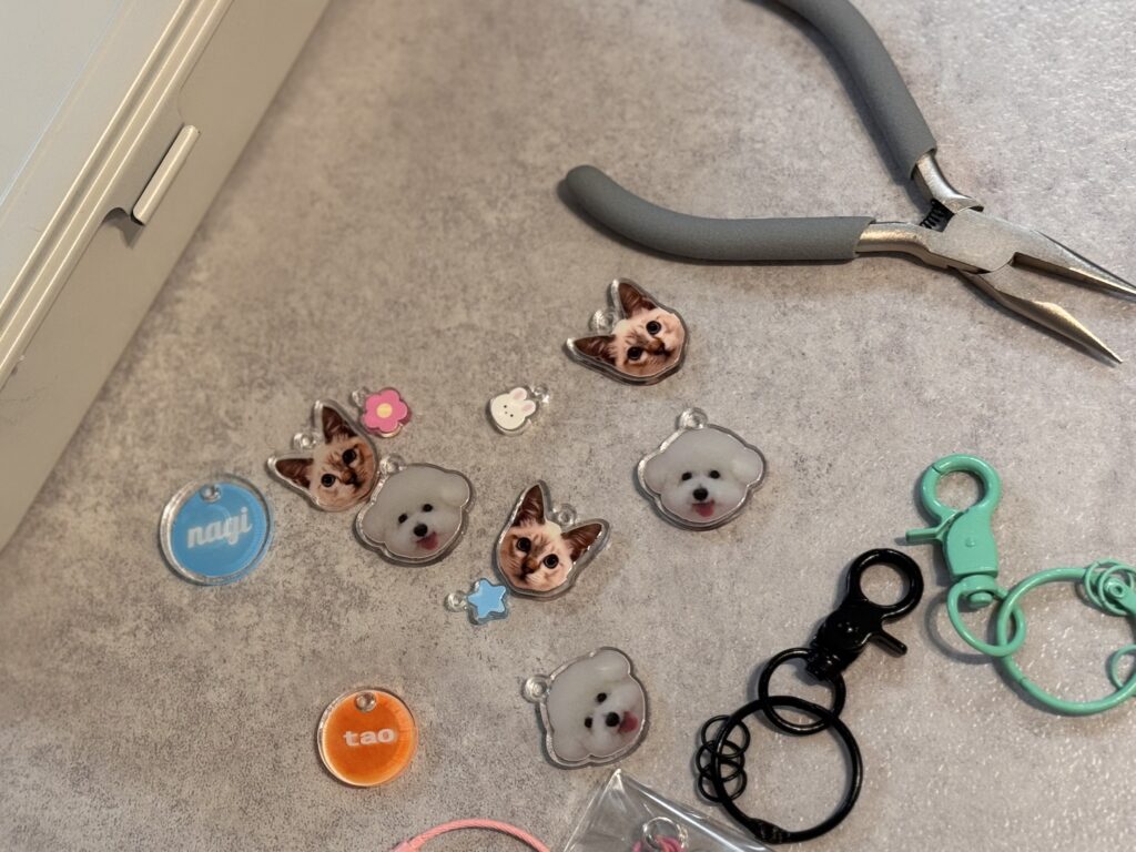 切り取られたアクリルプレート