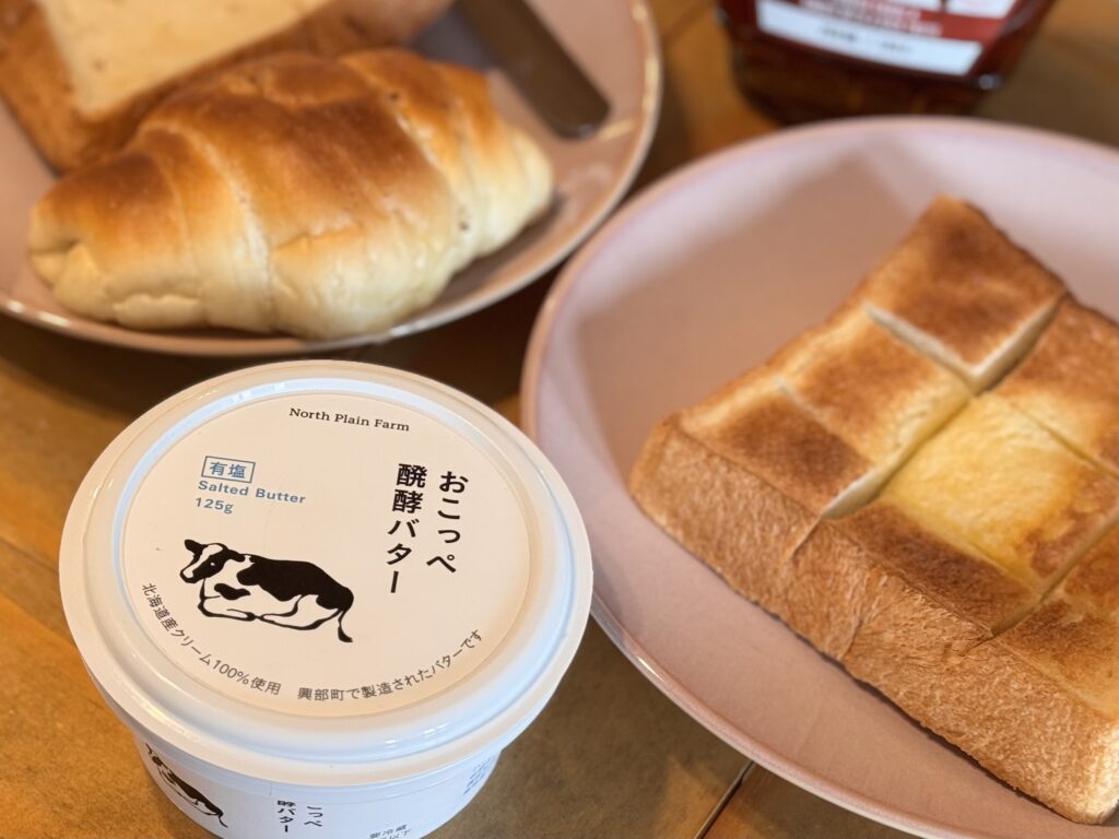 朝食でバターとメープルシロップをかけたパン
IKEAのお皿