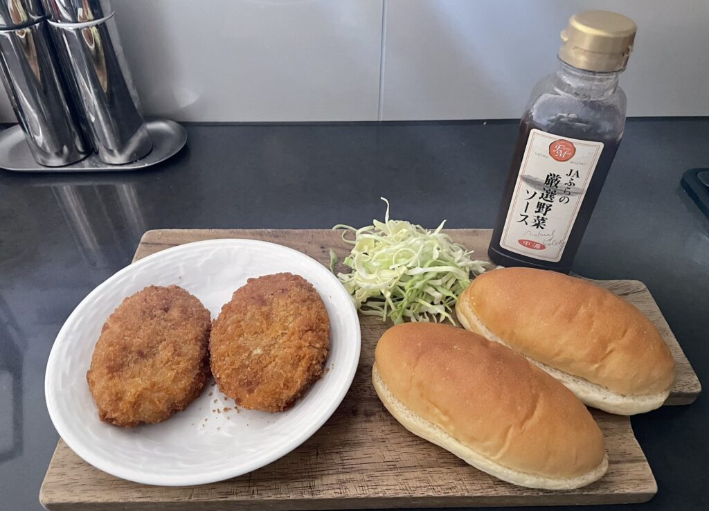 無印良品のコロッケとパンとキャベツの千切りとソース
