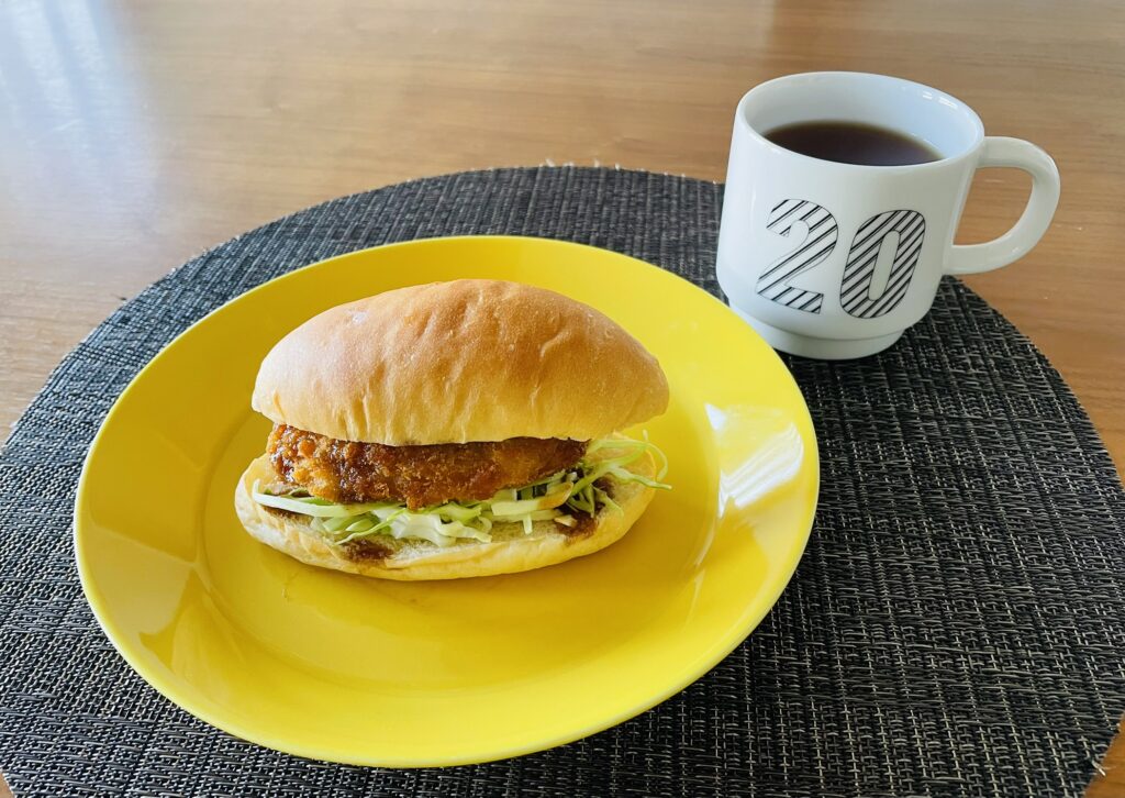 無印良品のコロッケで作ったコロッケバーガーと紅茶
