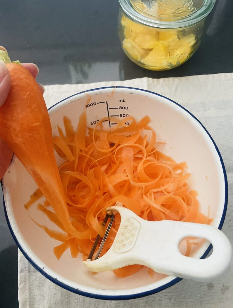 春にんじんをピーラーでむく