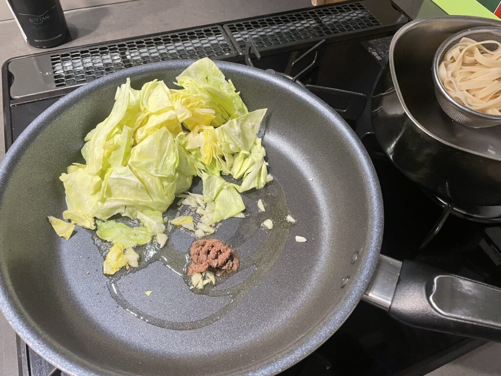 ゆでたパスタと春キャベツとガーリックアンチョビオリーブオイル