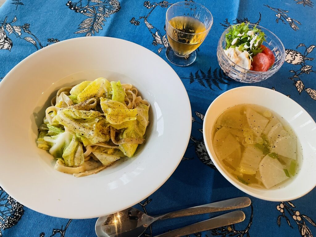 葉rキャベツとアンチョビのパスタと鶏スープ、ワサビ菜と鶏ハムとトマトのサラダと白ワイン