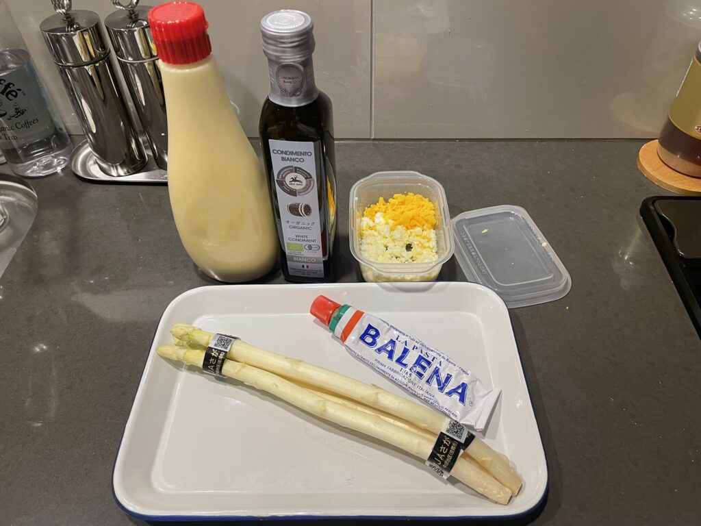 ホワイトアスパラガスと調味料と卵