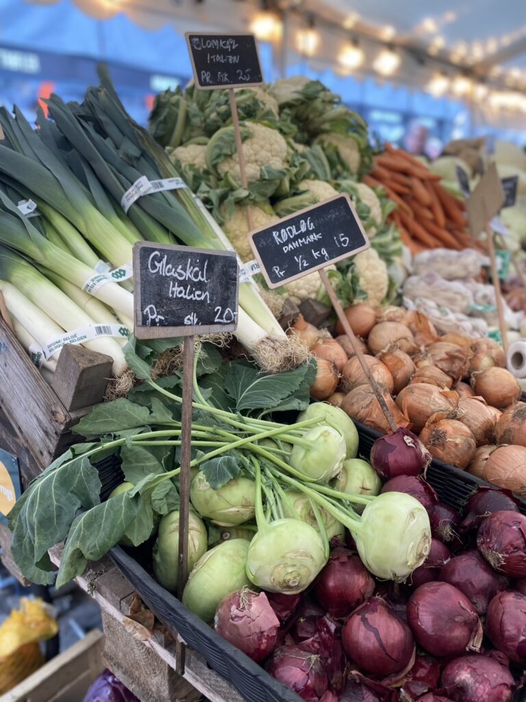 コペンハーゲンの野菜市場カブ、ネギ、カリフラワー、オニオン