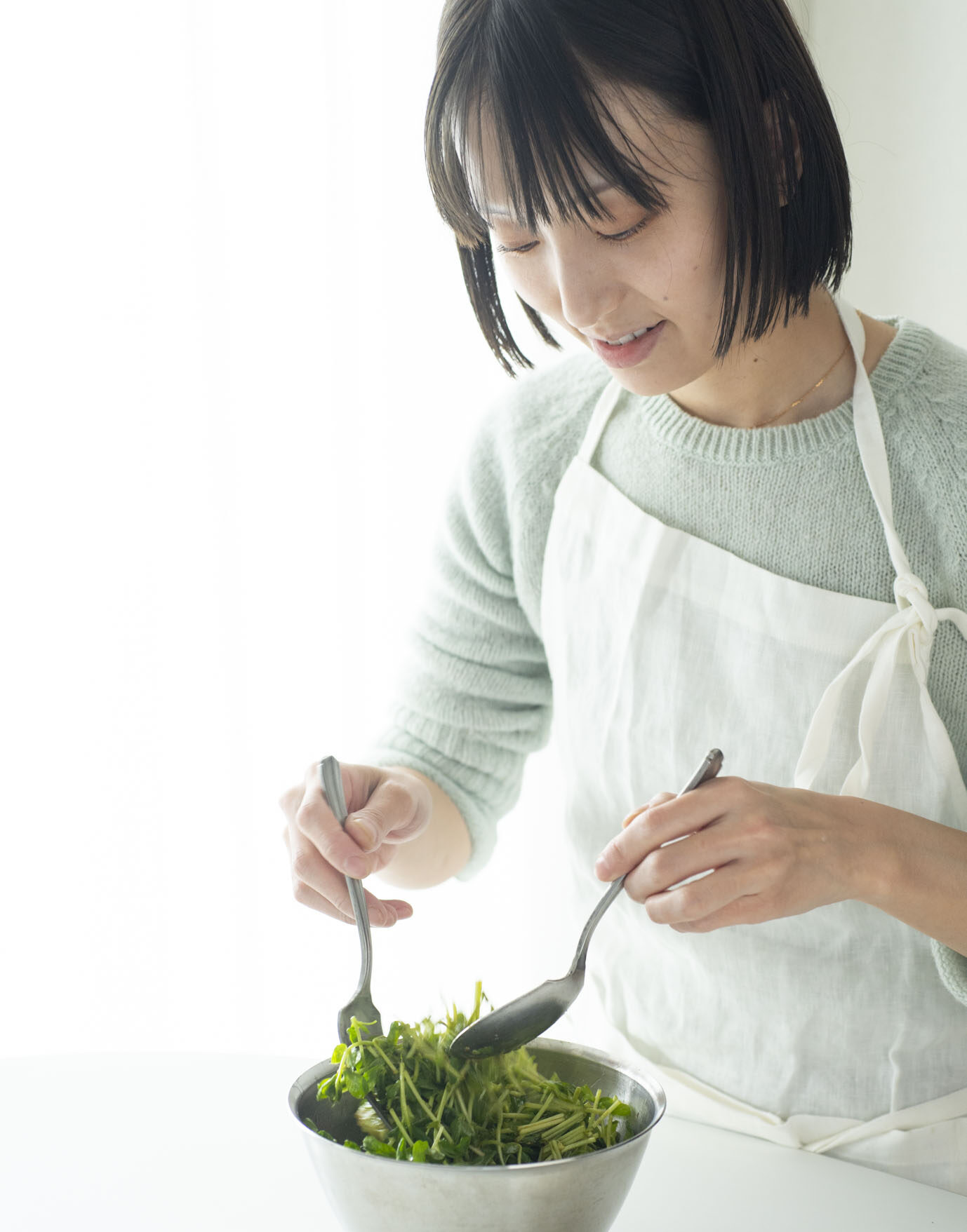 味つけした豚こまを丸めている様子