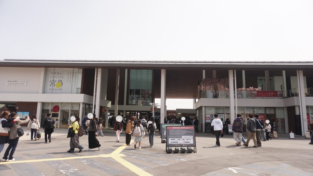京都から広島で家族4人のバックパック旅。初日は宮島に行き、食べ歩きや宮島ロープウェーに乗り、景色を満喫。広島焼きはみっちゃんへ。