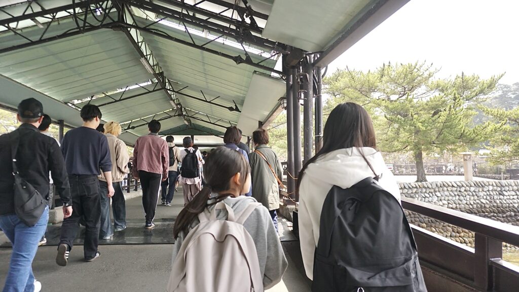 京都から広島で家族4人のバックパック旅。初日は宮島に行き、食べ歩きや宮島ロープウェーに乗り、景色を満喫。広島焼きはみっちゃんへ。