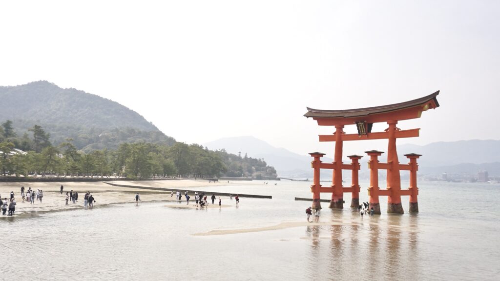京都から広島で家族4人のバックパック旅。初日は宮島に行き、食べ歩きや宮島ロープウェーに乗り、景色を満喫。広島焼きはみっちゃんへ。