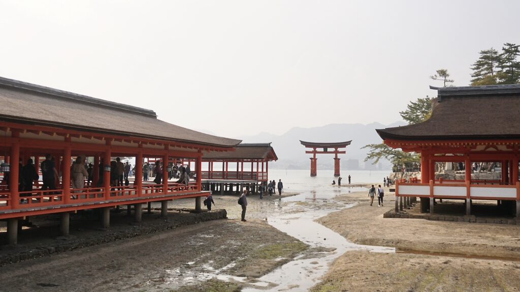 京都から広島で家族4人のバックパック旅。初日は宮島に行き、食べ歩きや宮島ロープウェーに乗り、景色を満喫。広島焼きはみっちゃんへ。