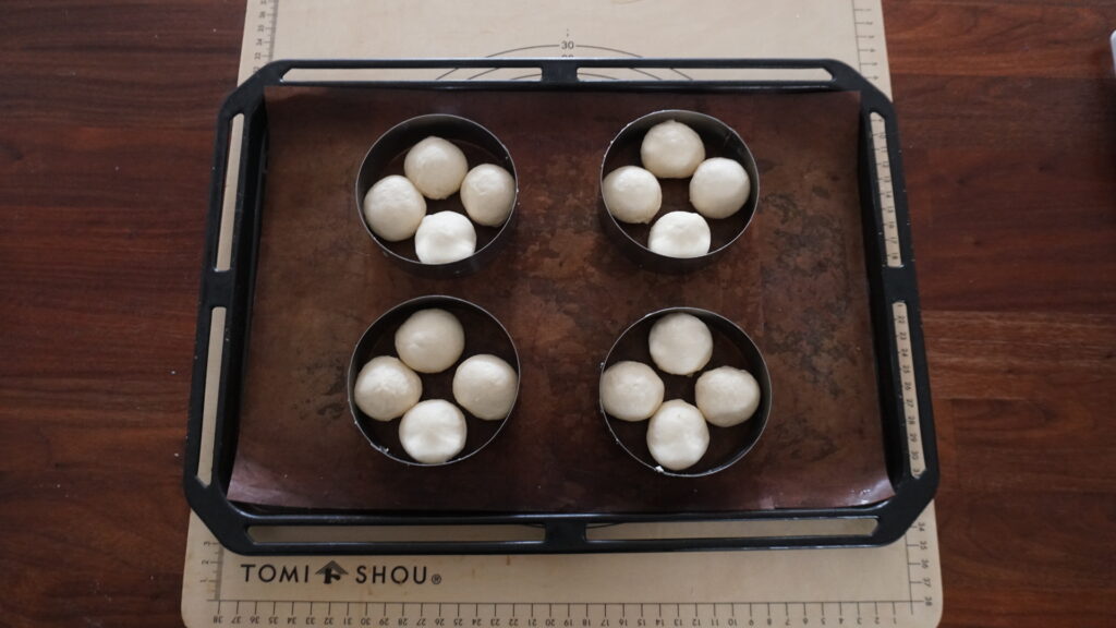 手作りちぎりパンでパン弁当。ピーナッツスプレッドを塗っています。セリアのお弁当箱にハンバーグ、ブロッコリー、ゆで卵、ケチャップパスタ。今年から2人弁当です。