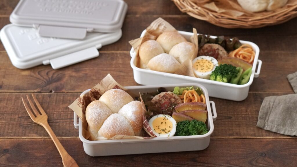 手作りちぎりパンでパン弁当。ピーナッツスプレッドを塗っています。セリアのお弁当箱にハンバーグ、ブロッコリー、ゆで卵、ケチャップパスタ。今年から2人弁当です。