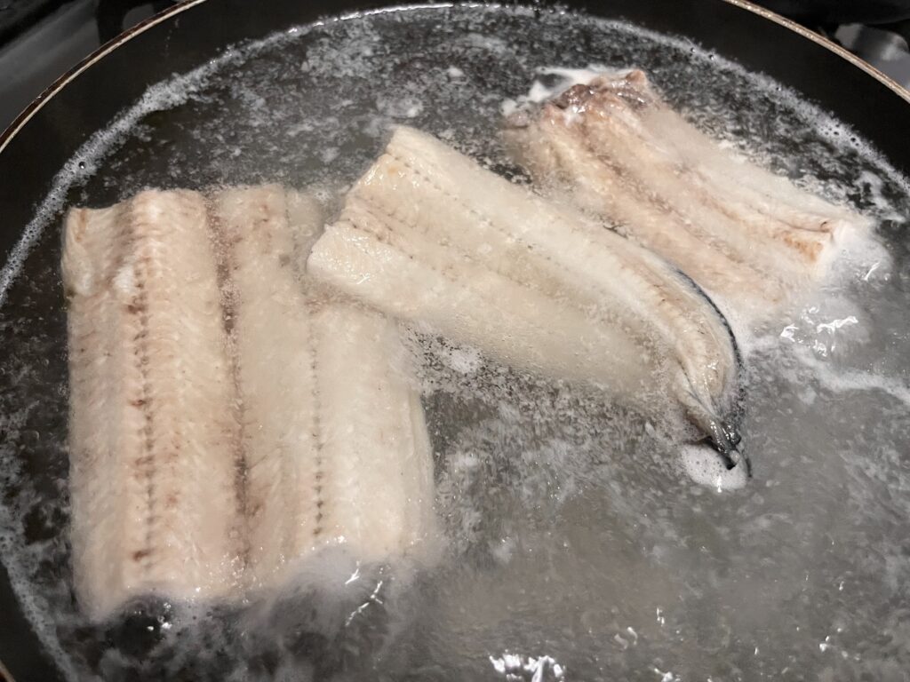 うなぎを下茹で中。10分ほど茹でで、完全に火を通す。