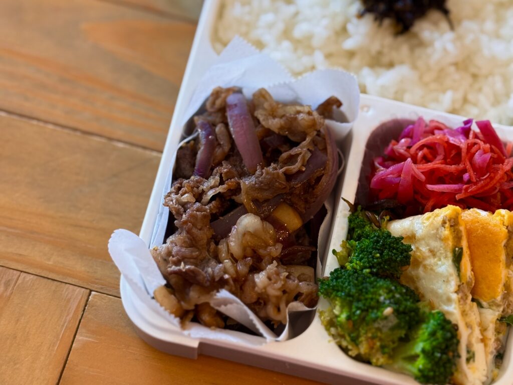 牛肉炒めとブロッコリー