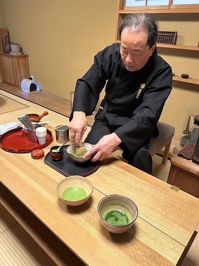 茶師さん流のお抹茶の点て方をご披露中