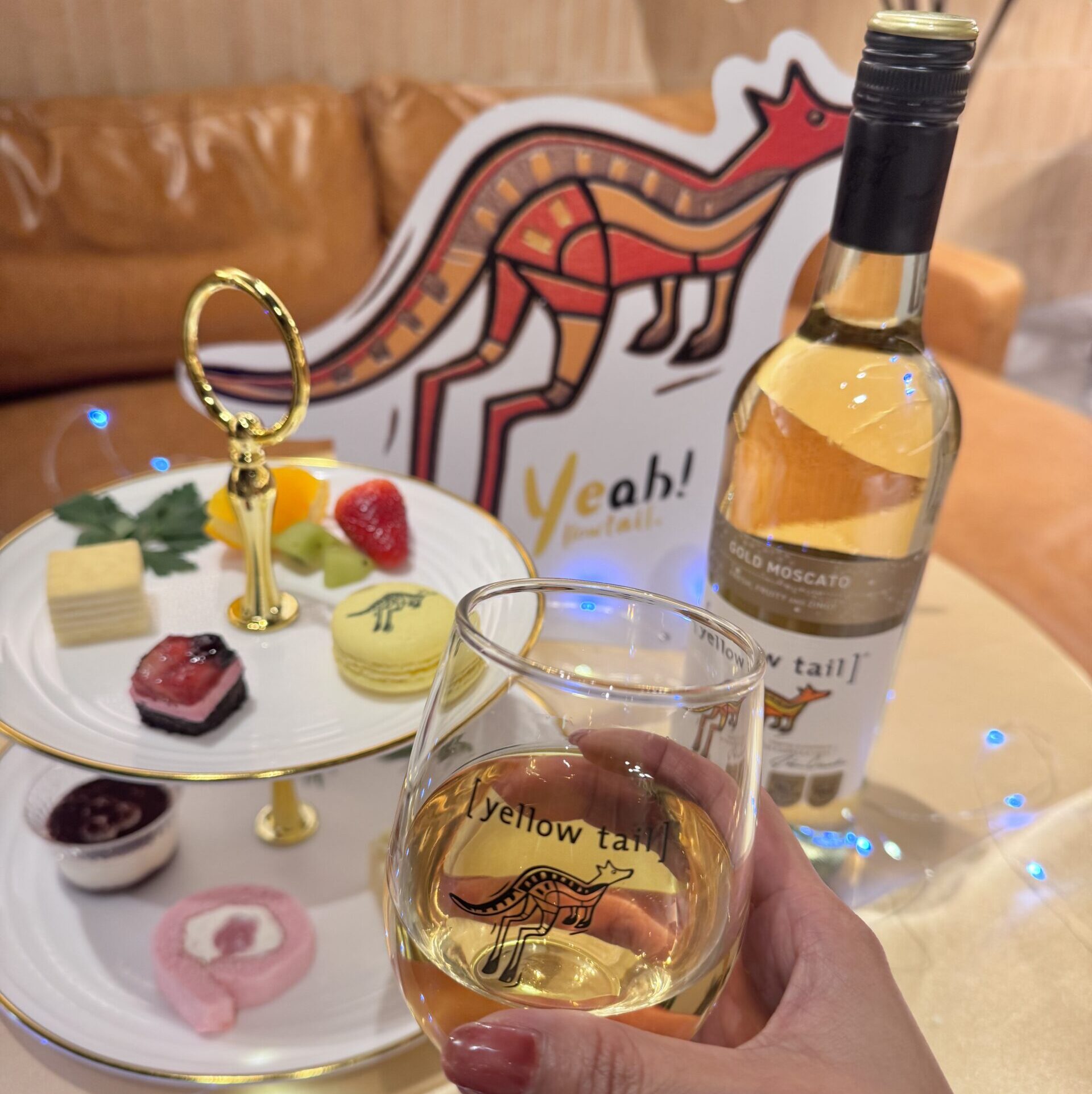 スイーツとゴールドモスカートワインを一緒に飲む