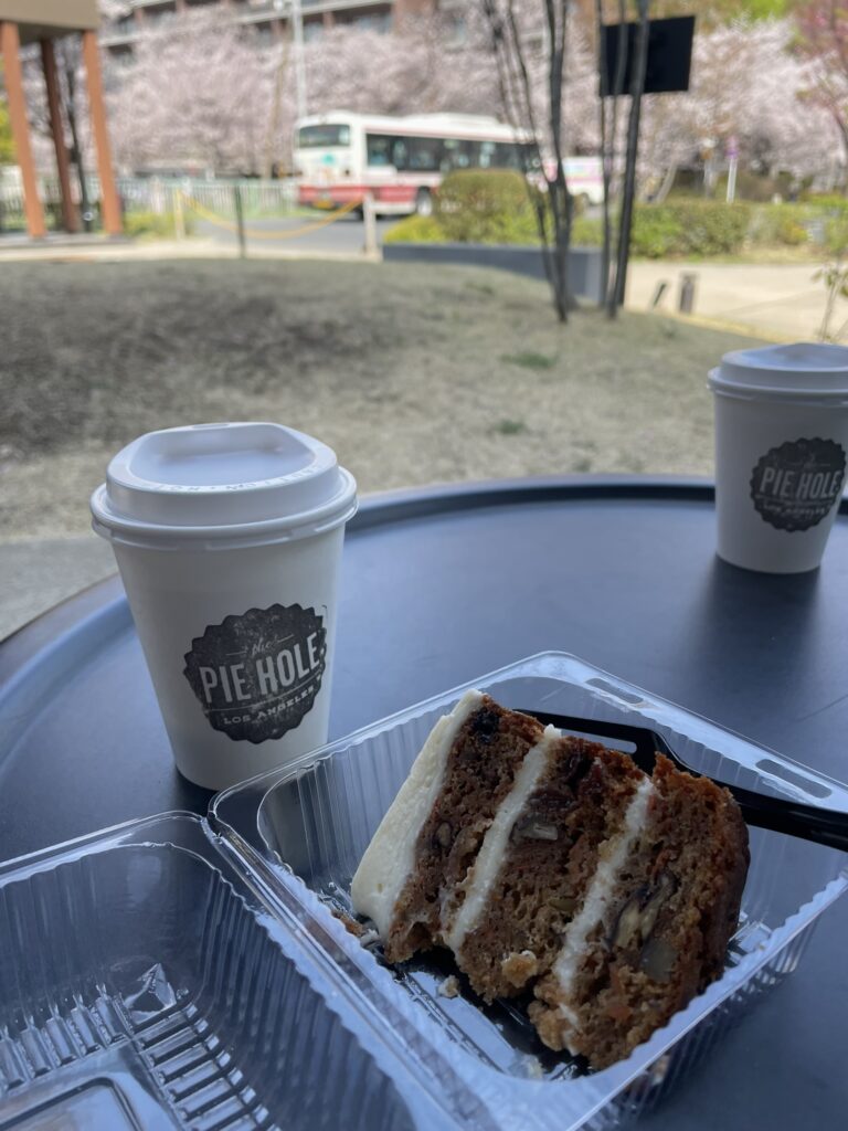 武蔵野市桜堤地区パイのお店でキャロットケーキとコーヒーをテイクアウト
