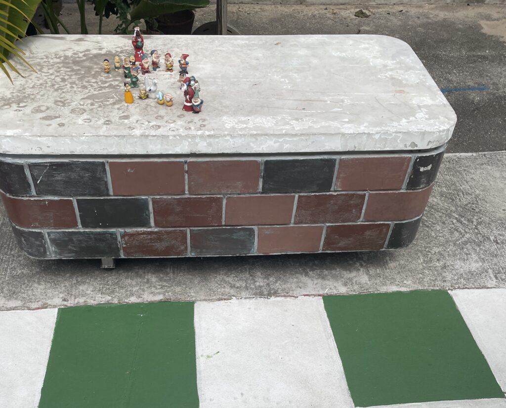 チョンバルの道端で見つけた子どもが遊んだ形跡