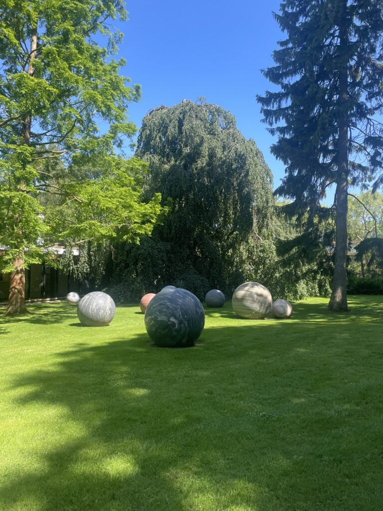ルイジアナ近代美術館の庭にある大理石の玉