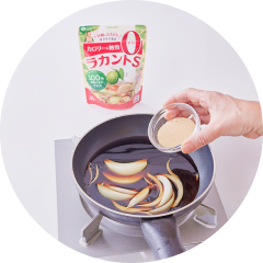 玉ねぎとラカントS 顆粒を加えた煮汁の材料を入れ、中火にかける。