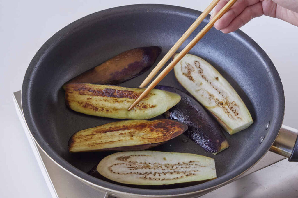 なすステーキ肉にらソース