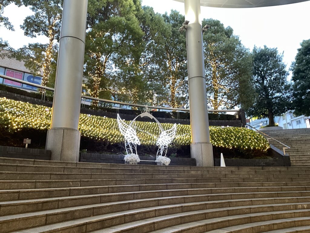 世田谷区にある東急田園都市線用賀駅北口の写真。季節によってはフォトスポットが出現する。