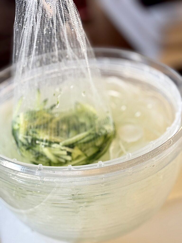 キューリーと玉ねぎを
ボールに入れ排水溝ネットで水にさらす