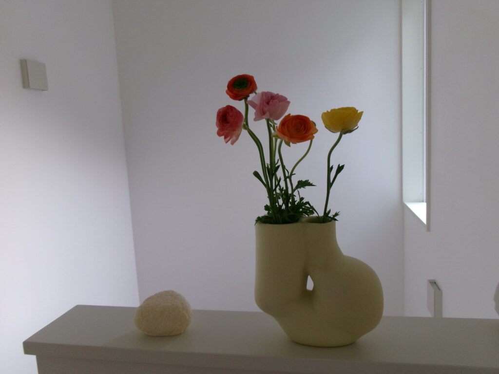ガーベラを活けた花器