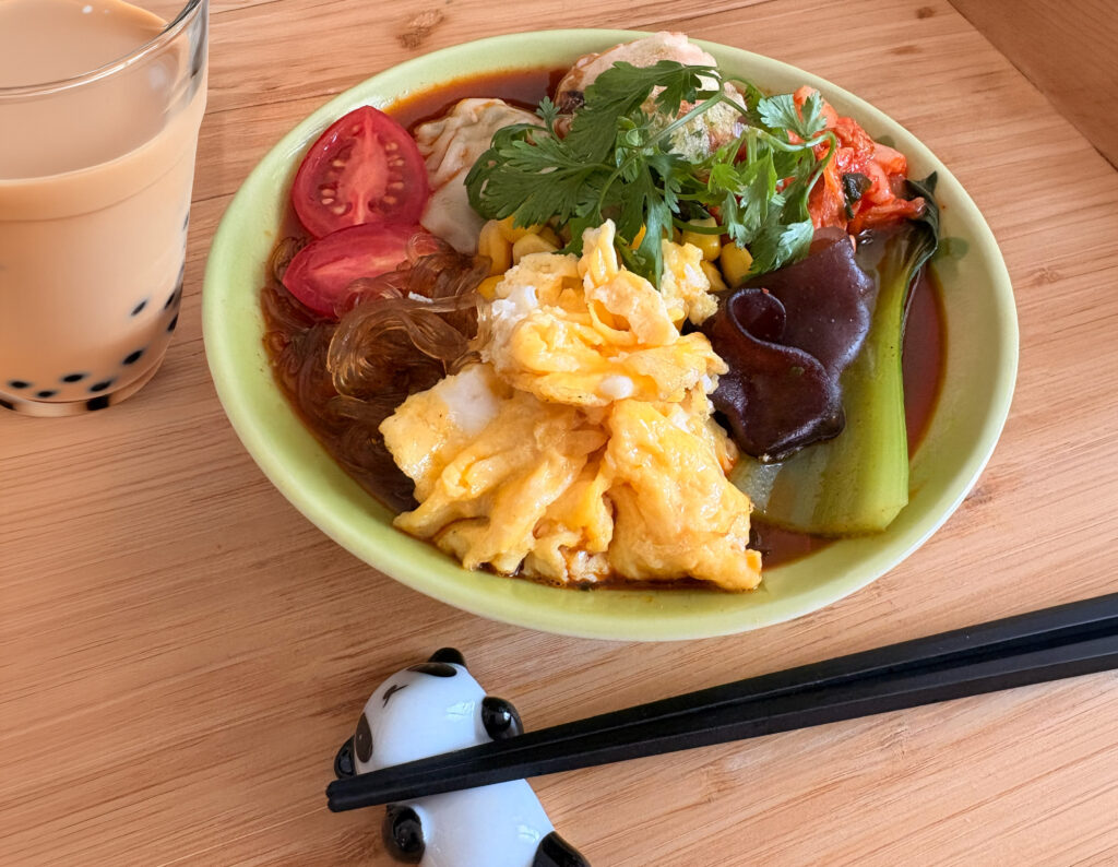 盛り付けた麻辣湯とタピオカミルクティー
