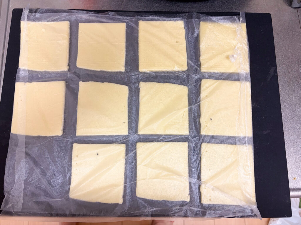 コストコのラクレットチーズをプレスンシールの上に並べて、上からプレスンシールをかける