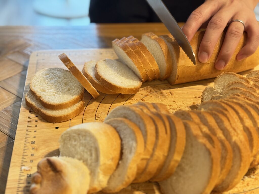 IKEAで購入したパン切包丁で薄くカットフランスパン
