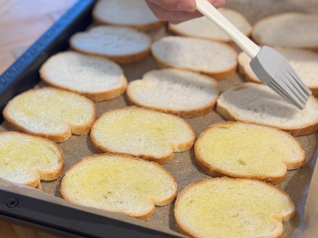 100円で購入した刷毛でバターを塗る