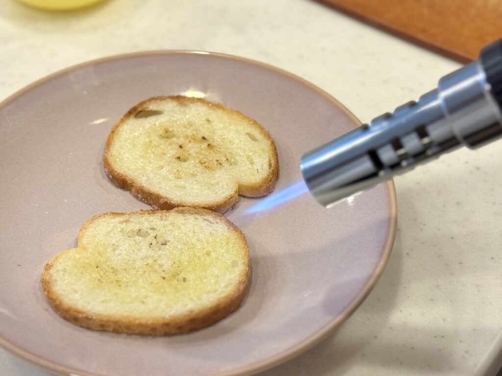 SOTOのバーナーで炙る