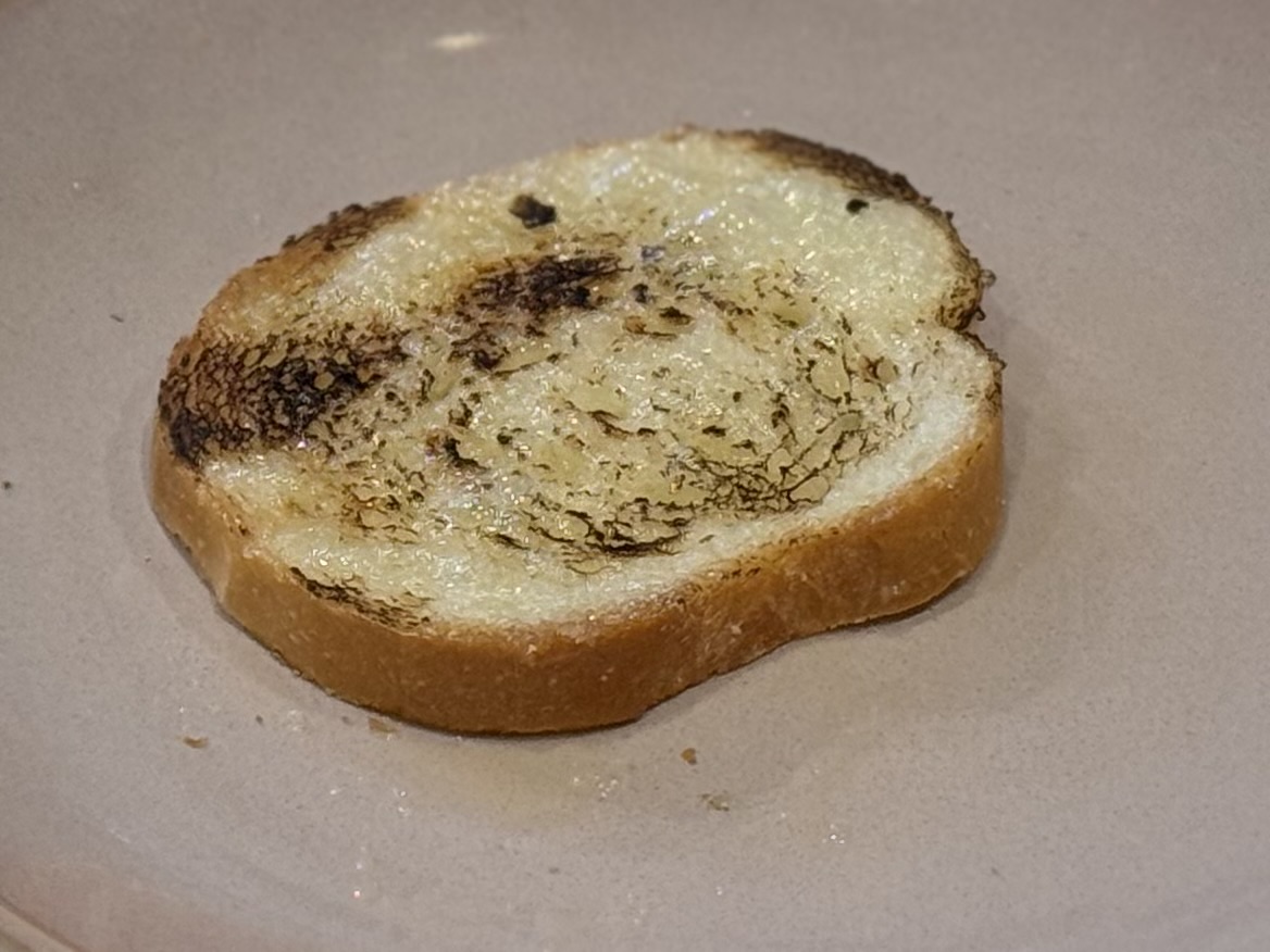 バターとグラニュー糖が溶けてしっとりおいしい