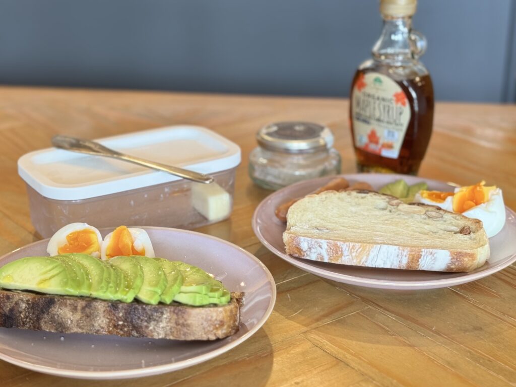 メープルシロップとバターで食べる自家製パンとチクテベーカリーのフォレパンアボカドトーストとゆで卵半熟
