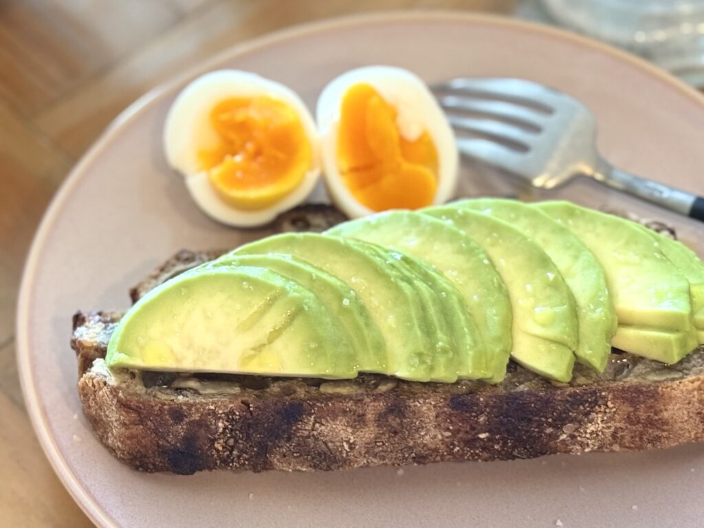 塩とオリーブオイルで食べるアボカドトースト
