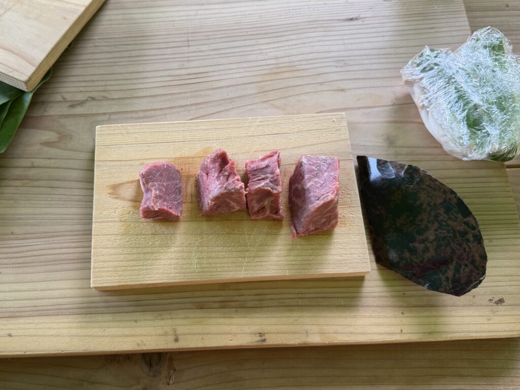 お肉と黒曜石のナイフ