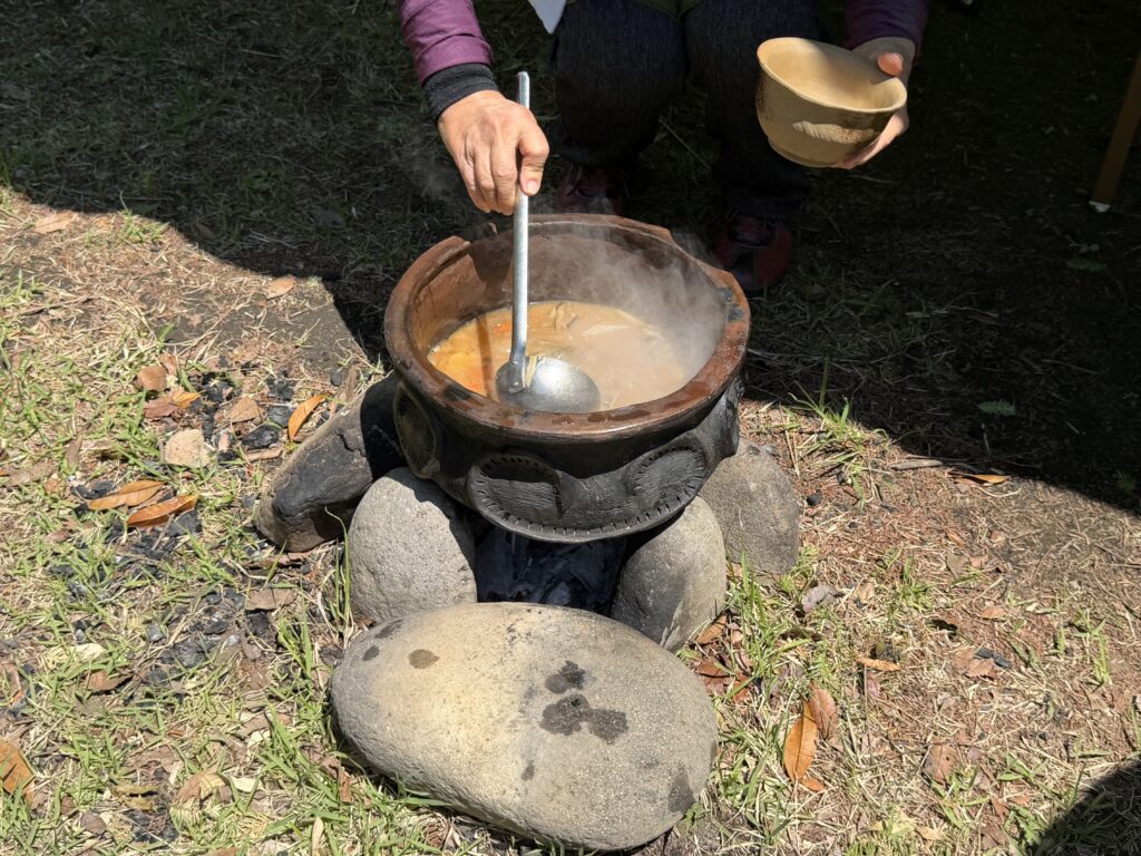 手作りの縄文土器で煮るジビエ汁