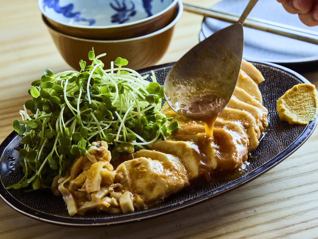 鶏胸肉のチャーシューにたれをかけるところ