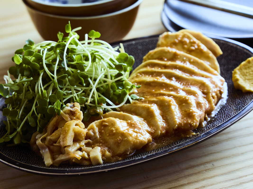 みそだれがかかった鶏胸肉のチャーシュー